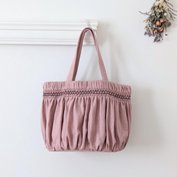 【A4ファイル対応】スモッキング刺繍の大きなトートバッグ ｰCARRYiN smokypink ｰ 2枚目の画像