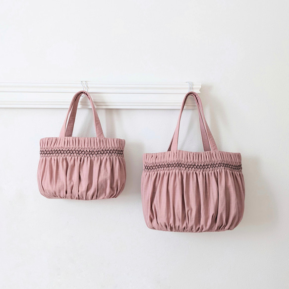 【A4ファイル対応】スモッキング刺繍の大きなトートバッグ ｰCARRYiN smokypink ｰ 10枚目の画像