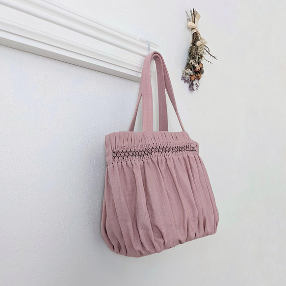 【A4ファイル対応】スモッキング刺繍の大きなトートバッグ ｰCARRYiN smokypink ｰ 3枚目の画像