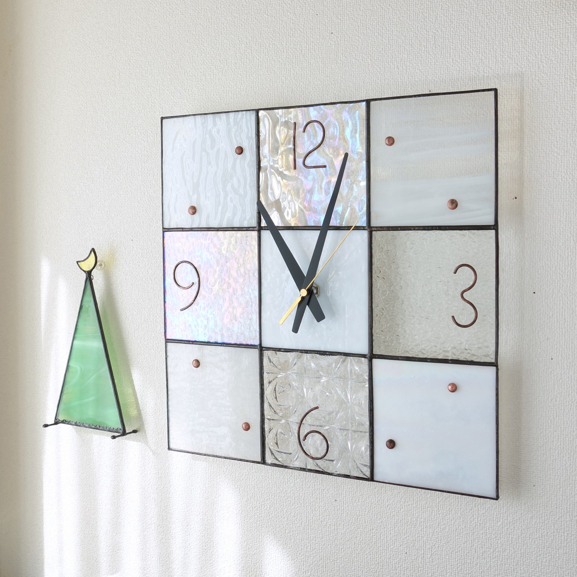 [イメージは宝石箱] ステンドグラスの掛け時計/置き時計/モザイク/30㎝・クリア・ホワイト・パール系・受注制作