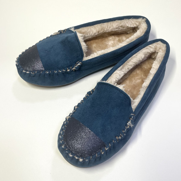 ◆實體銷售，折扣1,500日元，23.0cm◆ 簡單！溫暖的雙色厚蟒蛇莫卡辛鞋（藍色 x 黑色亮片） 第1張的照片