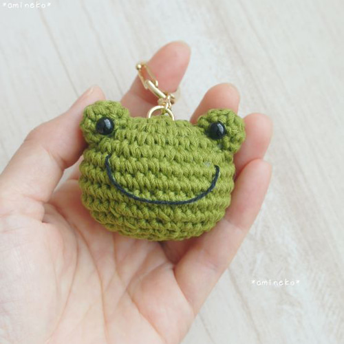 d*3様 再出品◎ ビールくんの編みぐるみキーホルダー 受注製作】手のひらサイズの、かえるさんキーホルダー
