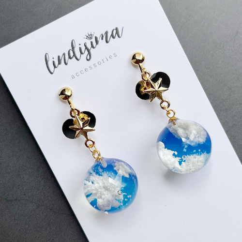 青空をひとすくい 雲レジンの球体ピアス イヤリング 蒼の