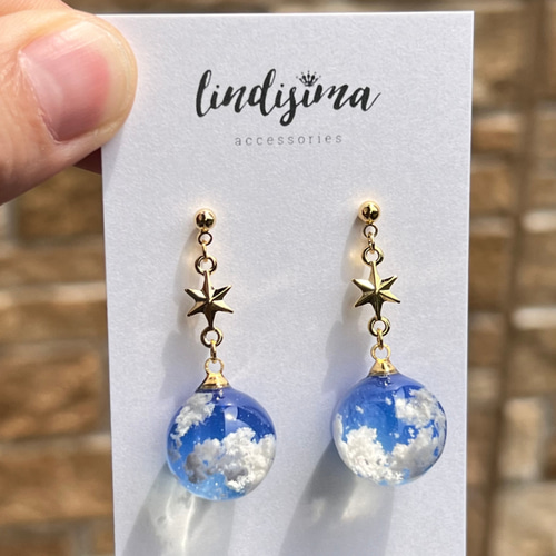 青空をひとすくい 雲レジンの球体ピアス イヤリング 蒼の