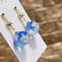 青空をひとすくい 雲レジンの球体ピアス イヤリング 蒼の