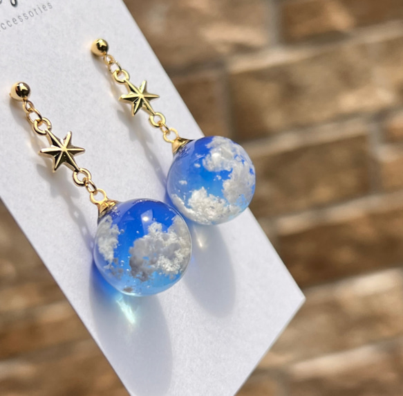 青空をひとすくい 雲レジンの球体ピアス イヤリング 蒼の