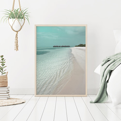 ポスター　夏の風景写真　/ p0102 / エメラルドグリーンの海、砂浜やパラソル、ヤシの木など　インテリアポスター 2枚目の画像