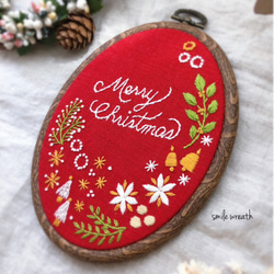 【キラキラクリスマス刺繍フレーム　赤】大切な方への贈り物やご自分用に。オイルパステルで描いた手作りのカード付き。 2枚目の画像
