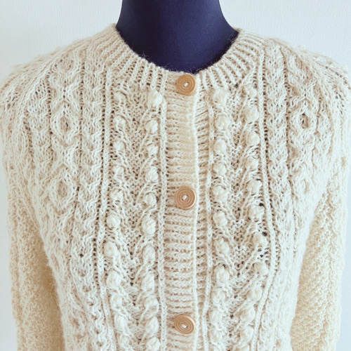 再販】暖かくて軽い伝統のアラン模様カーディガン カーディガン AKARI