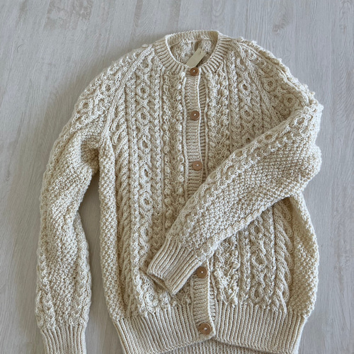 再販】暖かくて軽い伝統のアラン模様カーディガン カーディガン AKARI