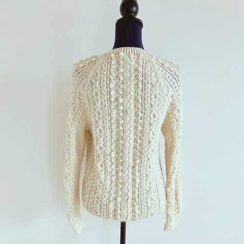 再販】暖かくて軽い伝統のアラン模様カーディガン カーディガン AKARI