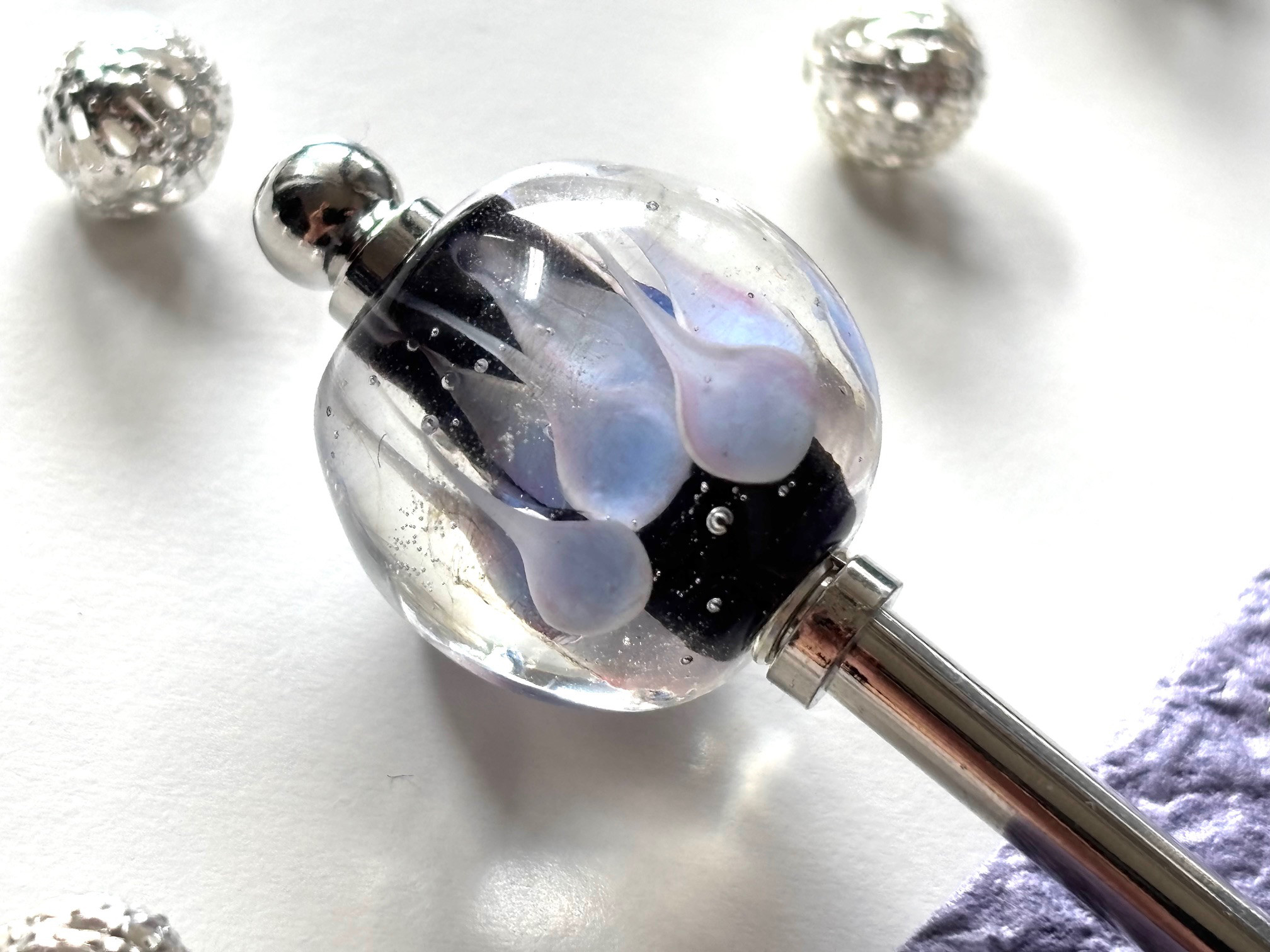 かんざし　人魚の鱗の様なとんぼ玉　黒＆水色　ブラック　青　ブルー　ガラス　一本挿し　一本簪　夏　涼しげ　トンボ玉