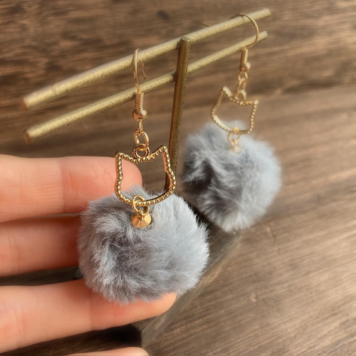 グレー）猫と毛玉ピアス・イヤリング ねこ ネコ 灰色 くすみカラー