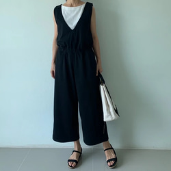 締め付けゼロなのに、綺麗な立体感を出すブラウジングサロペット。 ポンチ素材。黒色。オールインワン。 パンツ 11枚目の画像