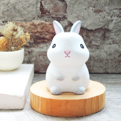 小さなウサギのかわいい装飾手作りの木製の癒しの小さな木彫りの人形小さな白いウサギのカスタマイズ可能な毛皮の色 1枚目の画像