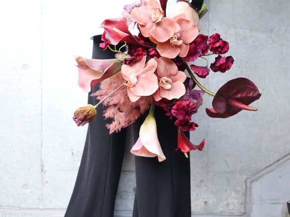 【人気デザイン】おしゃれ花嫁の胡蝶蘭とアンスリウムのブーケ♡ アーティフィシャルフラワー マグノリア カラーリリィ 6枚目の画像