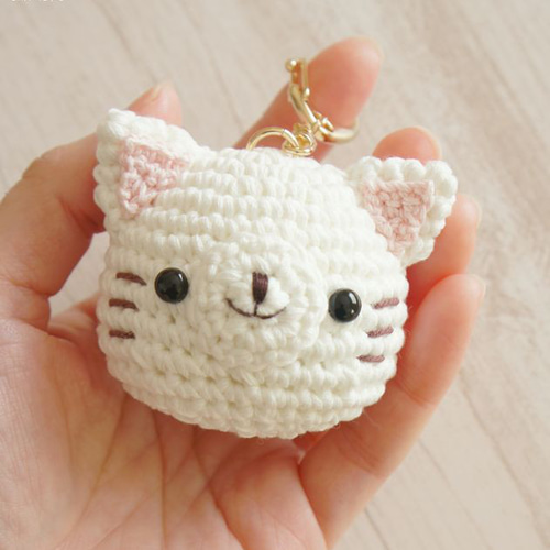手のひらサイズの、白猫さんキーホルダー♪ 【あみぐるみ】 猫 猫