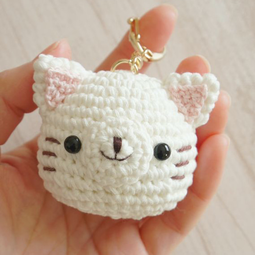 手のひらサイズの、白猫さんキーホルダー♪ 【あみぐるみ】 猫 猫