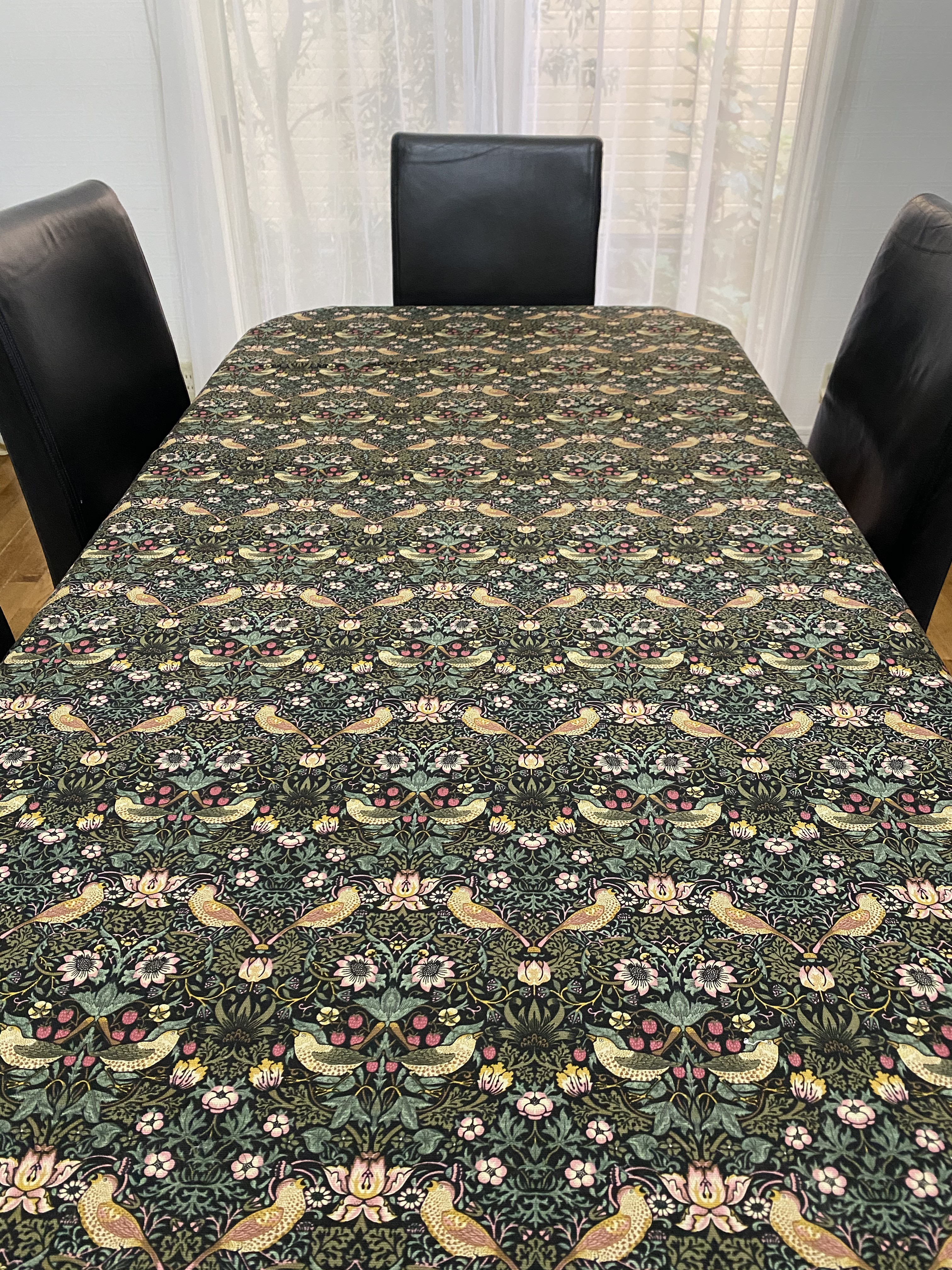 ウイリアム.モリス　テーブルクロス(黒)