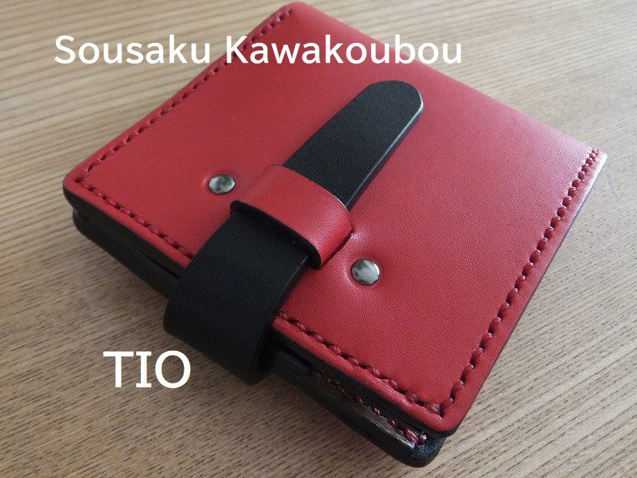《【送料無料】★超コンパクトサイズ（小さめ）赤牛革手縫い二つ折り財布(ベルト通しタイプ)TIO-FS008 》