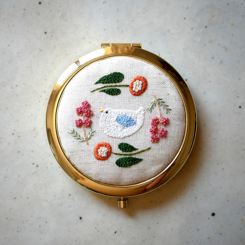 刺繍 チョウ お花畑 ミラー 手鏡 ハンドメイド リボン刺繍 手