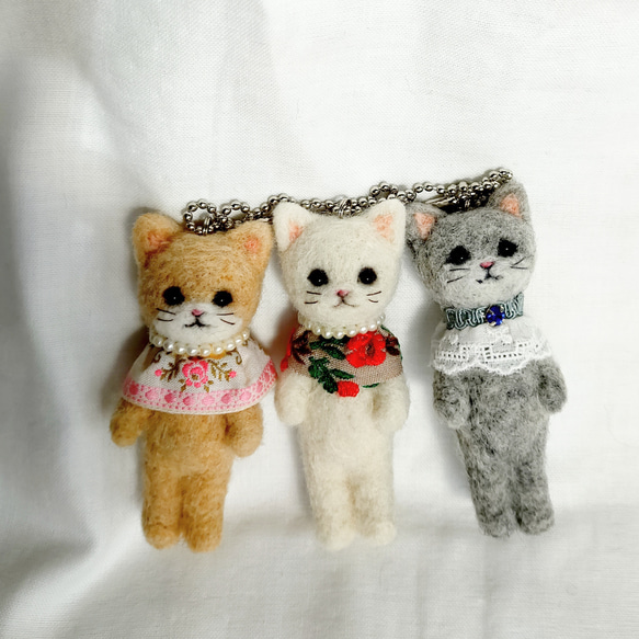 ◾羊毛フェルトの猫マスコット(白猫)キーホルダー・チャーム・猫雑貨・猫グッズ 6枚目の画像