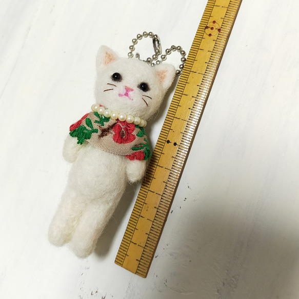 ◾羊毛フェルトの猫マスコット(白猫)キーホルダー・チャーム・猫雑貨・猫グッズ 2枚目の画像