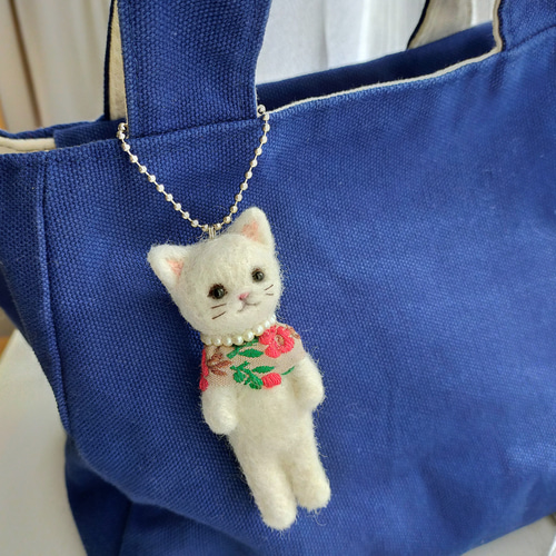 羊毛フェルト【オラフ様⟡専用ページ♬】 白猫 ちゃんキーホルダー❀.*゜ ◾羊毛フェルトの猫マスコット(白猫)キーホルダー・チャーム・猫雑貨