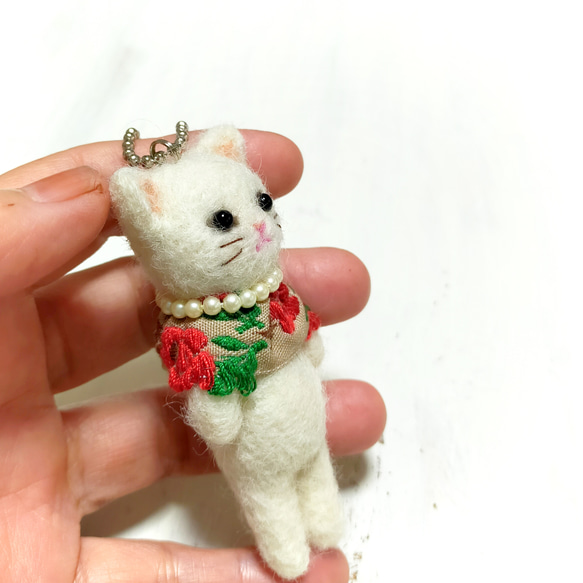 ◾羊毛フェルトの猫マスコット(白猫)キーホルダー・チャーム・猫雑貨・猫グッズ 3枚目の画像