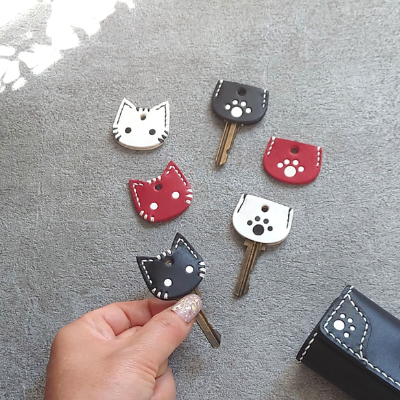 《特集掲載》【名入れ】肉球模様のペアキーケース【3色選択】＆猫(または肉球)キーカバー ※袋ラッピング無料 6枚目の画像