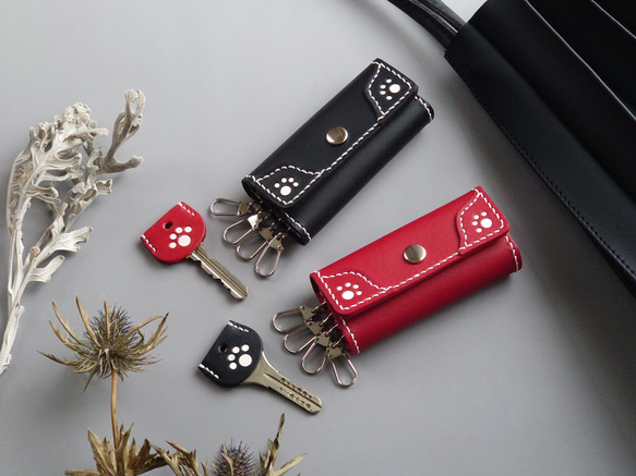 《特集掲載》【名入れ】肉球模様のペアキーケース【3色選択】＆猫(または肉球)キーカバー ※袋ラッピング無料 1枚目の画像