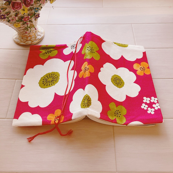 【B6・四六判】マゼンタピンクに白の花柄 手帳カバー　ノートカバー　ブックカバー 2枚目の画像