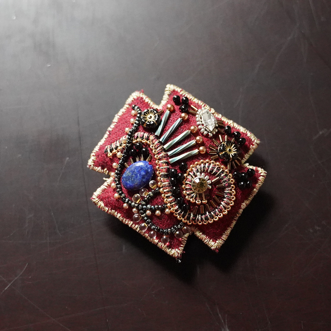 クロスのブローチ 2