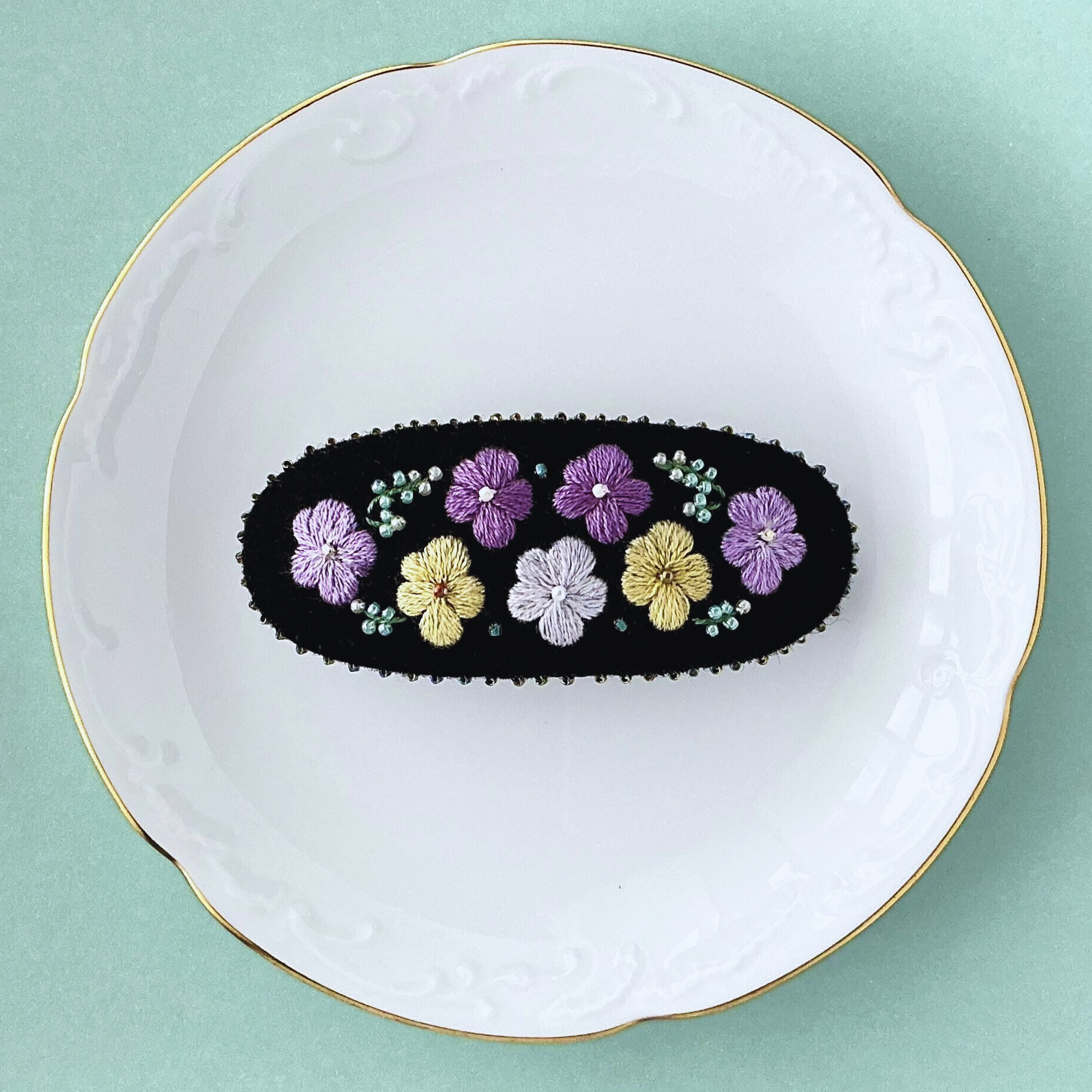 ビオラの刺繍バレッタ  No.385