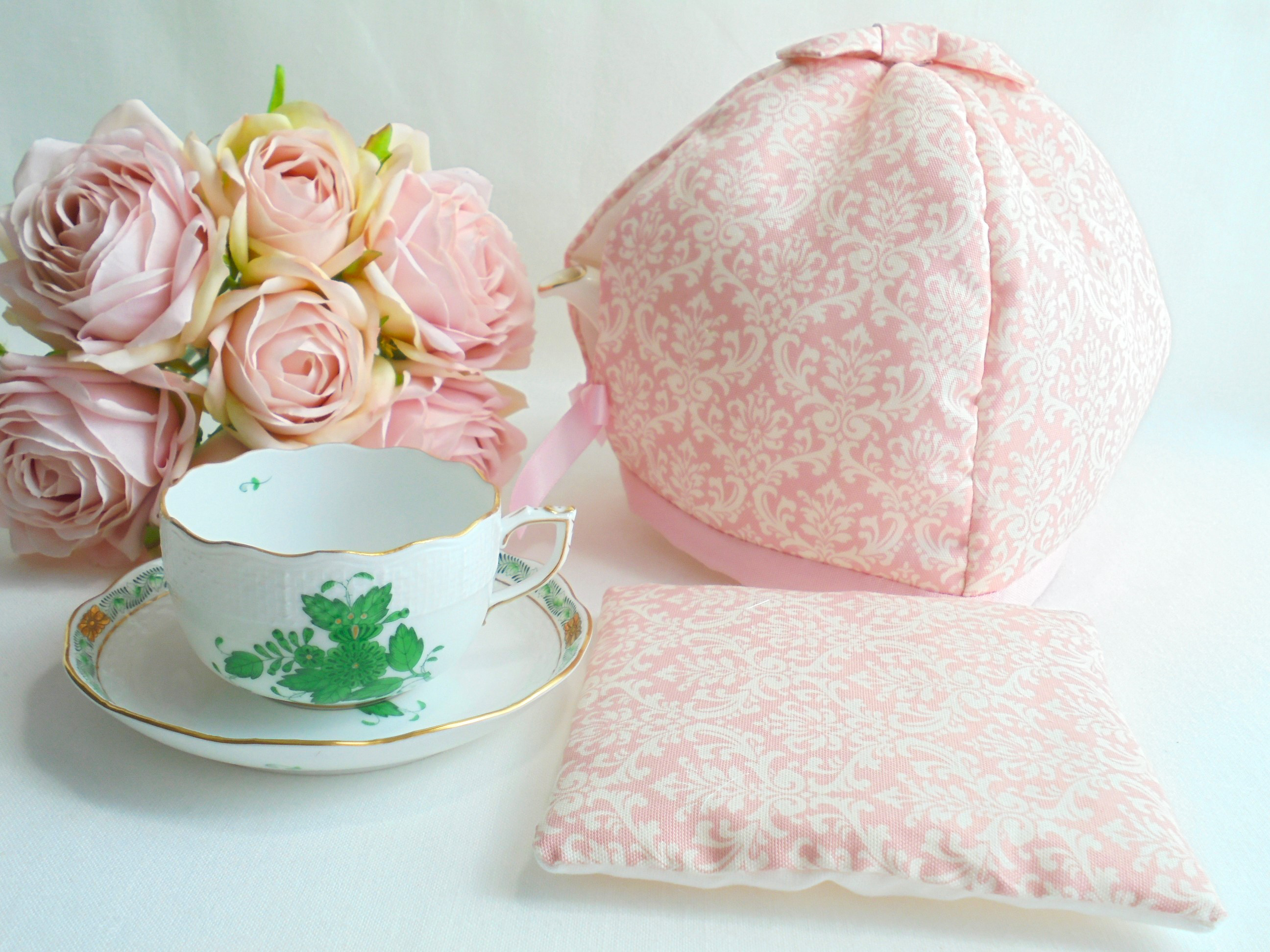 ポットがそっと隠れるティーコゼー「かくれんぼ」 ピンクダマスク ふわふわマシュマロ仕立て