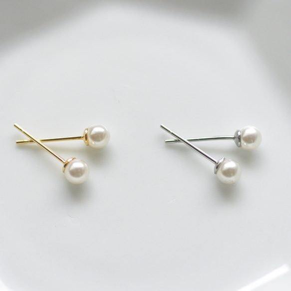 4mmクリスタルパールの小さな一粒ピアス　サージカルステンレス　シンプル　小さい　フォーマル　オフィス　つけっぱなし 1枚目の画像