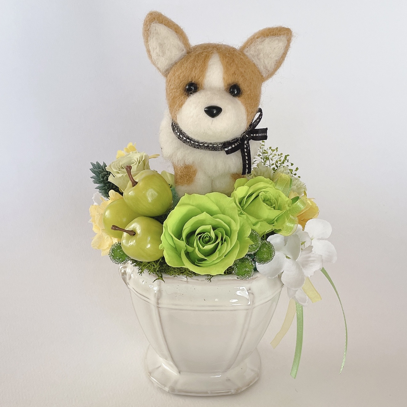 コーギーと青リンゴのプリザーブドフラワーのアレンジメント　犬　母の日