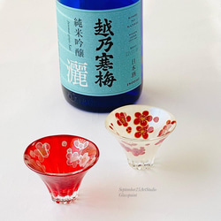 縁起物【紅梅白梅　白梅×富士山】おちょこ・日本酒グラス｜両親贈呈品・還暦祝い・退職祝い・米寿・傘祝・誕生日プレゼント 2枚目の画像