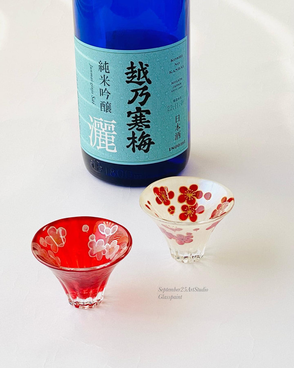 縁起物【紅梅白梅　白梅×富士山】おちょこ・日本酒グラス｜両親贈呈品・還暦祝い・退職祝い・米寿・傘祝・誕生日プレゼント 2枚目の画像