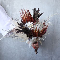 海外花とステラフラワーの大人クラッチブーケ♡ ドライフラワー  ウェディングブーケ 4枚目の画像