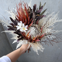 海外花とステラフラワーの大人クラッチブーケ♡ ドライフラワー  ウェディングブーケ 1枚目の画像
