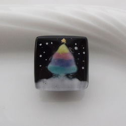 虹の中のクリスマスツリー　ガラス　帯留め　小ぶり　ブローチ　ヘアゴム　ネックレス　 1枚目の画像