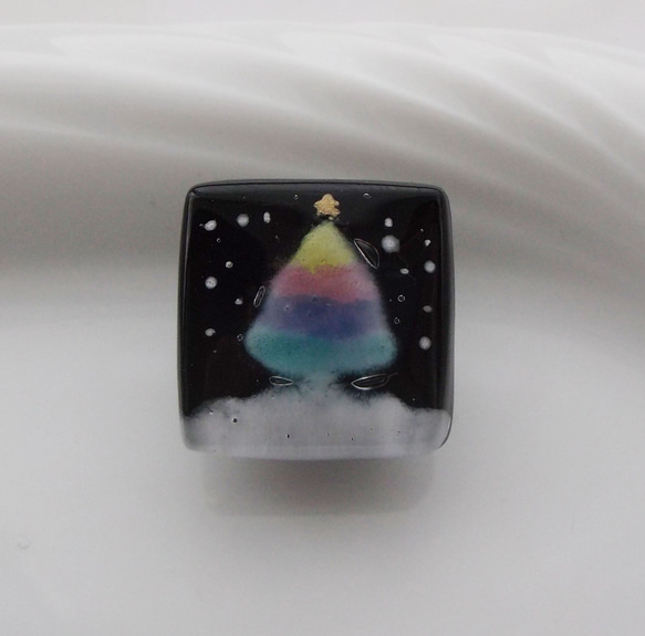 虹の中のクリスマスツリー　ガラス　帯留め　小ぶり　ブローチ　ヘアゴム　ネックレス　 1枚目の画像