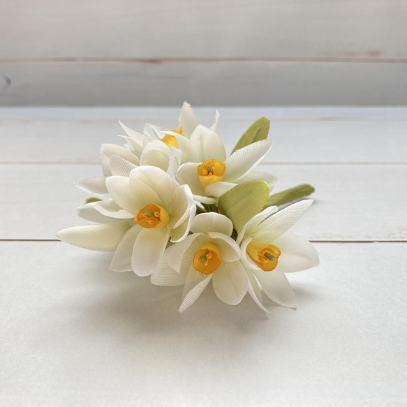 「新商品」に関するプレスリリース スイセンのコサージュ 布花 凛と咲く水仙 orionの コサージュ アクセサリー