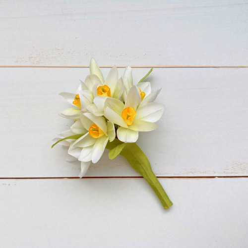布花 スイセンのコサージュ 凛と咲く水仙 コサージュ orionのアート