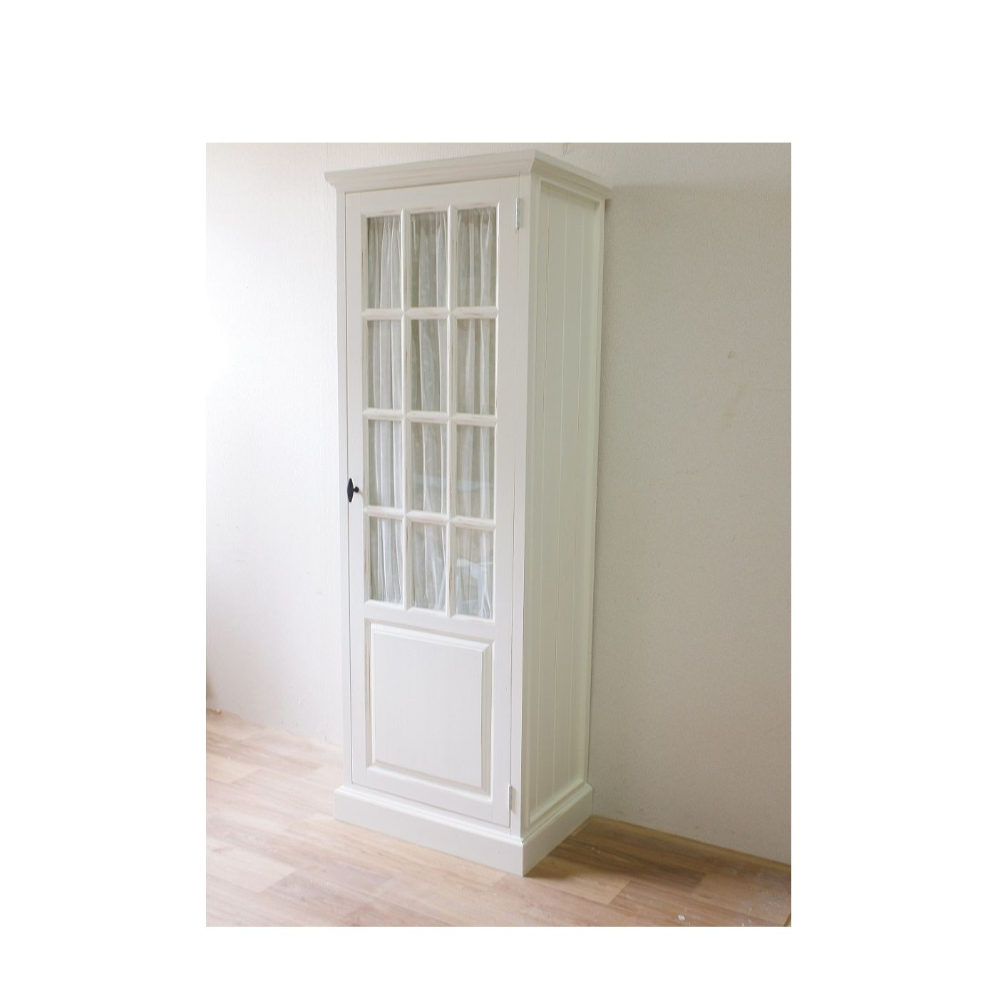 シングルドアキャビネット７　格子扉タイプ　シャビー仕上げ　カーテン付き