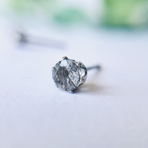 トルマリンレイテッドクォーツのシンプル立爪ピアス（ゴールドor