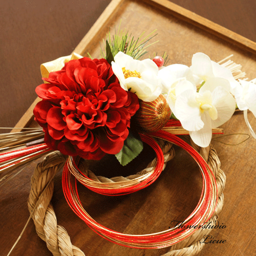 しめ縄】特集掲載商品 椿と胡蝶蘭とダリアのしめ縄飾り（赤） お正月