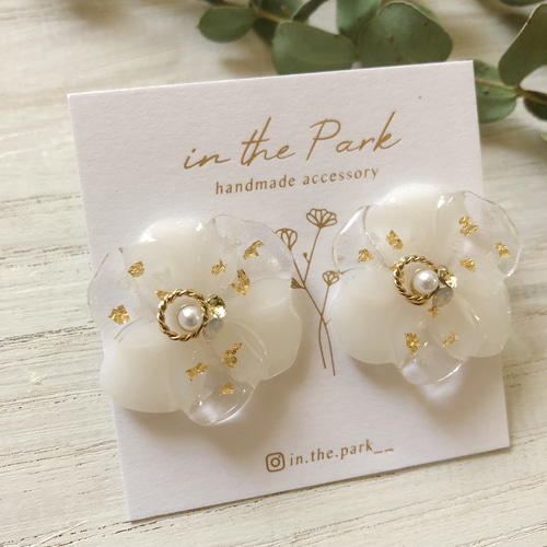 お花のピアス/イヤリング【ホワイト】 ピアス（スタッド・一粒） in  