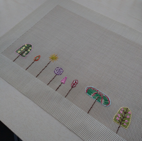 北欧風 森の手刺繍ランチョンマット 1枚目の画像